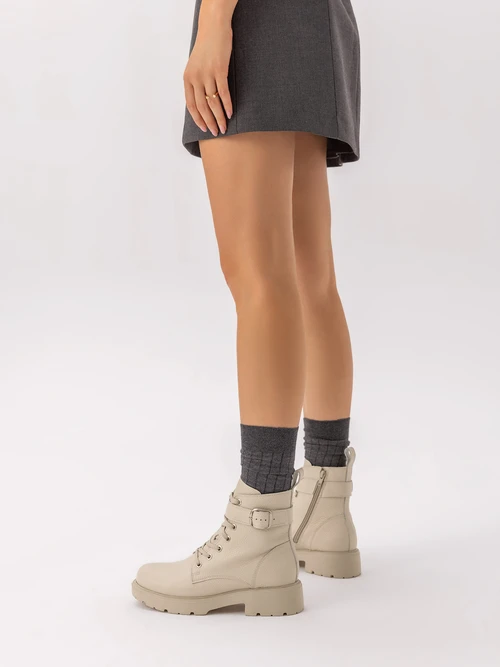 Kremowe trzewiki ze skóry licowej z paskiem