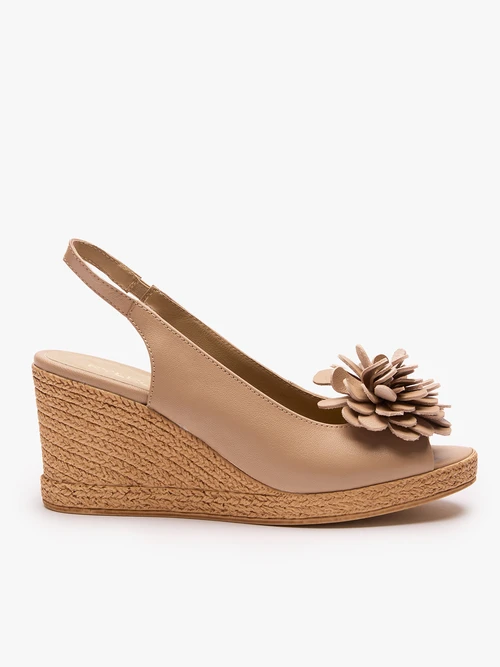 Beżowe sandały na koturnie z kwiatem
