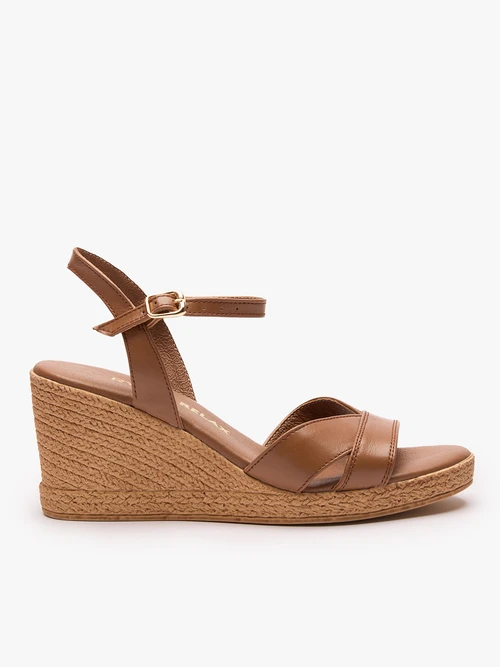 Brązowe sandały na koturnie
