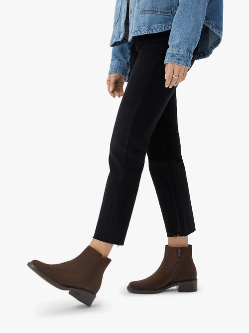 Ciemnobrązowe botki na obcasie ze skóry welurowej