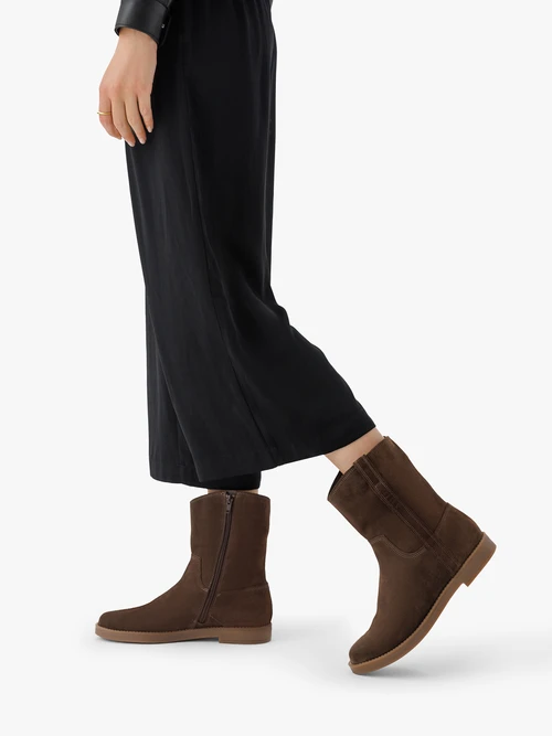 Brązowe płaskie botki ze skóry welurowej