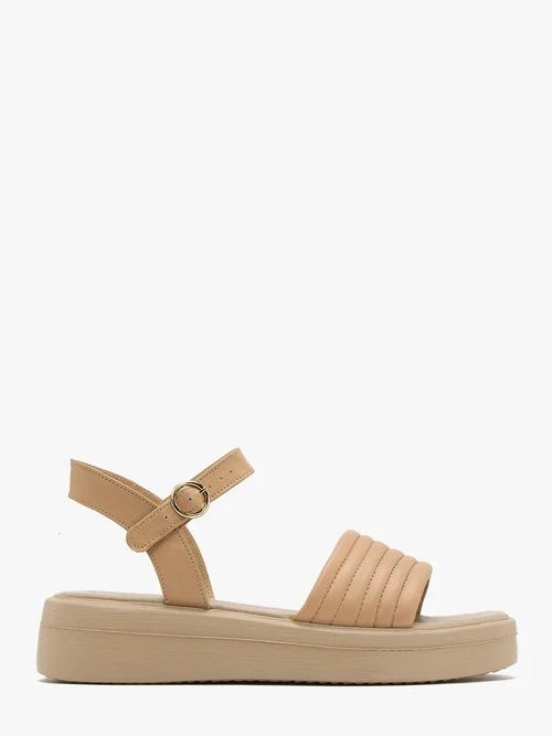 Beżowe sandały ze złotą sprzączką