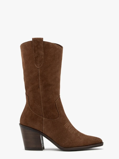 Brązowe kozaki typu kowbojki z cholewką do połowy łydki