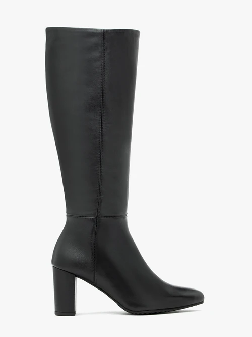 Czarne kozaki z szeroką cholewką