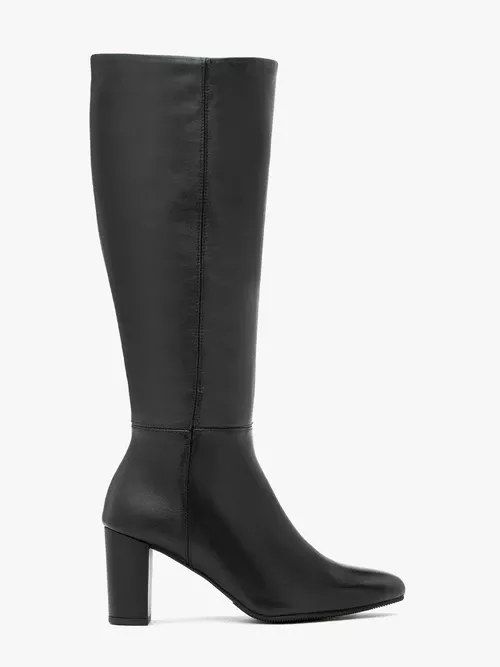 Czarne kozaki z szeroką cholewką