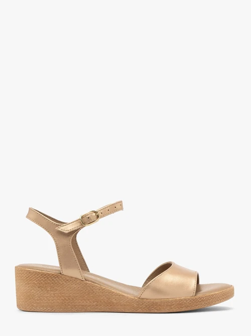 Złote sandały na niskiej platformie
