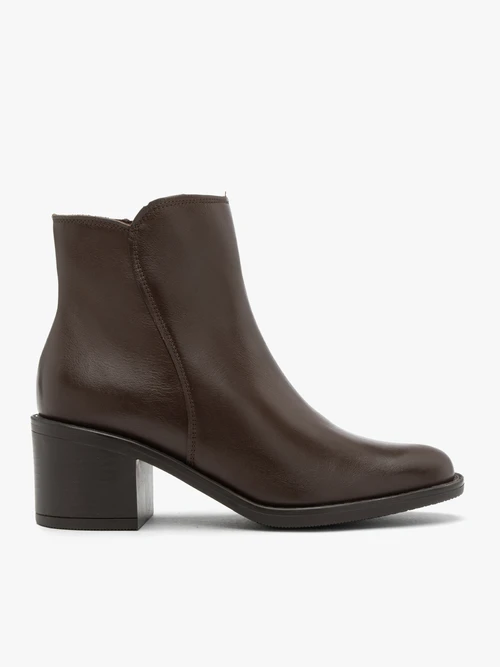 Ciemnobrązowe botki na słupku