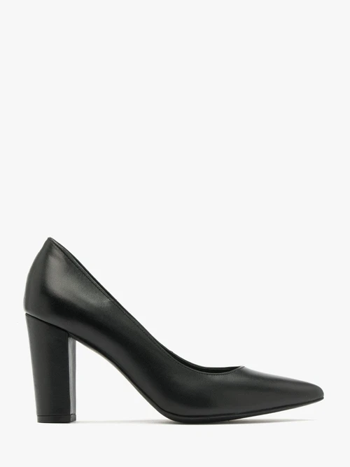 Czarne czółenka na słupku