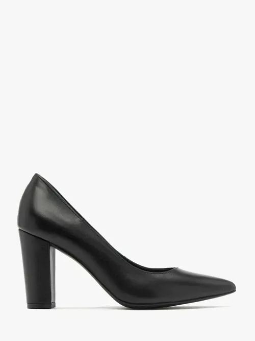 Czarne czółenka na słupku