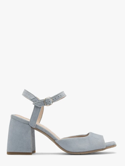 Niebieskie sandały na masywnym słupku