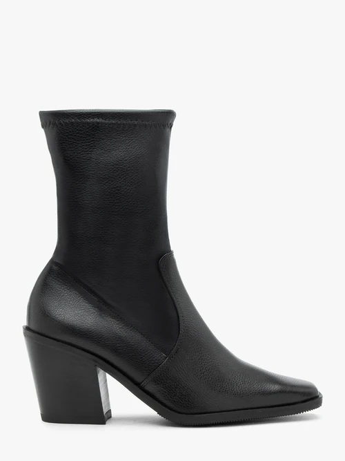 Czarne wyższe botki z elastyczną cholewką