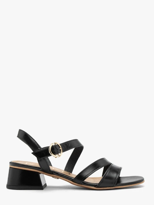 Czarne sandały na niskim słupku