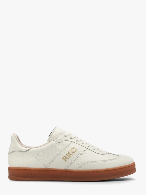 Białe półbuty sportowe w na beżowym spodzie