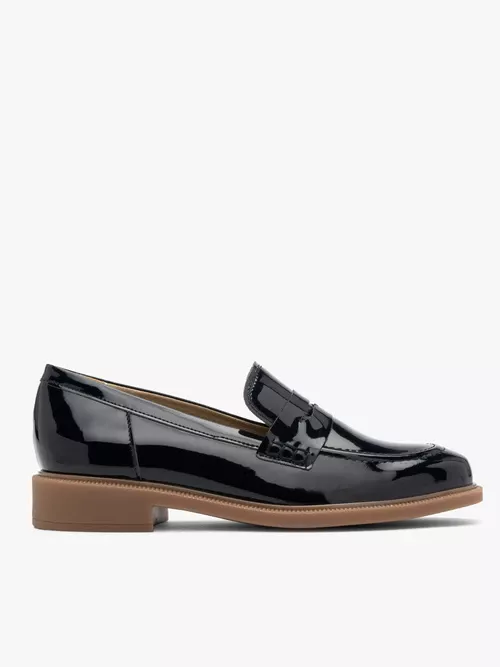 Granatowe lakierowane mokasyny na beżowym spodzie