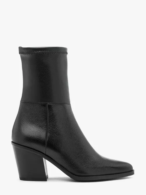 Czarne wyższe botki na słupku