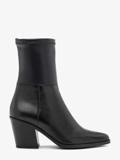 Czarne wyższe botki na słupku