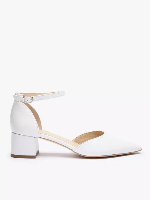 Białe ślubne czółenka na słupku