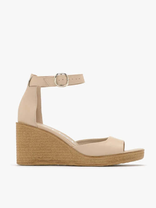 Beżowe sandały z zapięciem wokół kostki