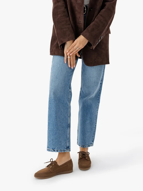 Brązowe welurowe półbuty w casualowym stylu