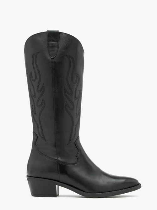 Czarne kozaki typu kowbojki z dekoracyjnym haftem