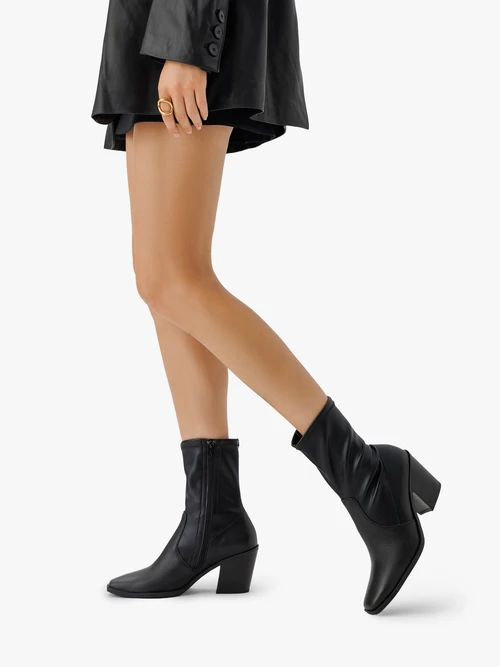 Czarne wyższe botki z elastyczną cholewką