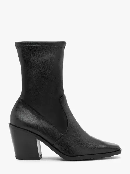 Czarne wyższe botki z elastyczną cholewką