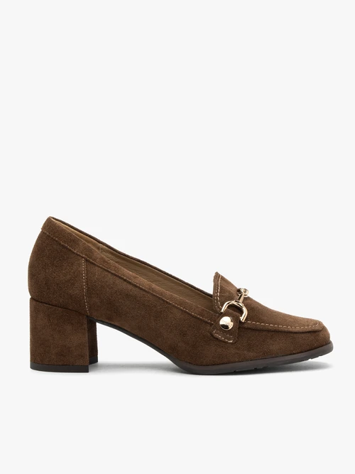 Brązowe mokasyny na słupku z łańcuszkiem