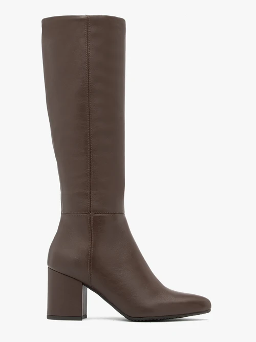 Brązowe kozaki z wąską cholewką