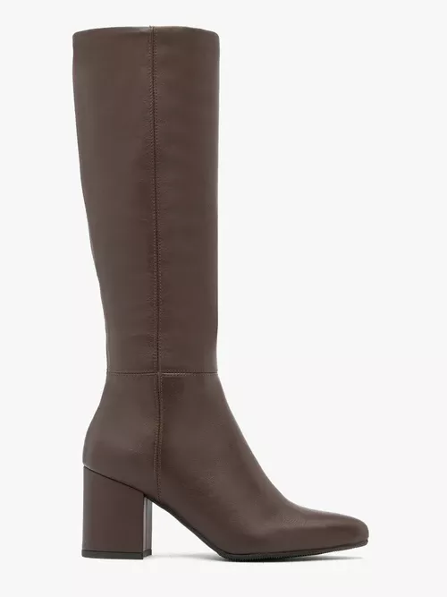 Brązowe kozaki z wąską cholewką