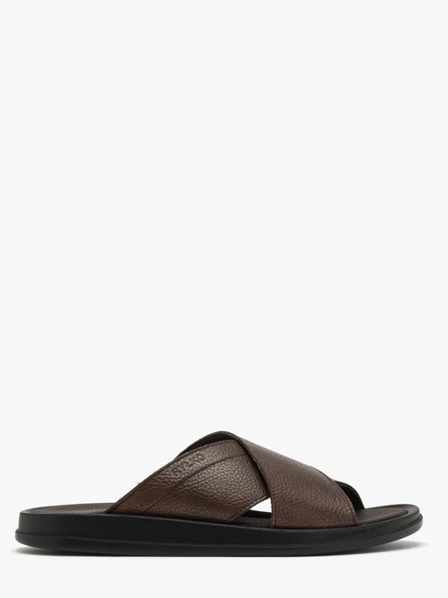 Brązowe klapki męskie z wytłoczonym logotypem