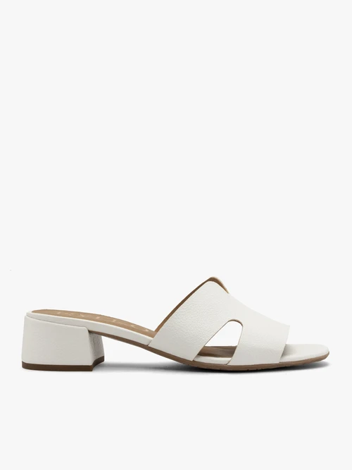 Białe klapki damskie na niewielkim obcasie