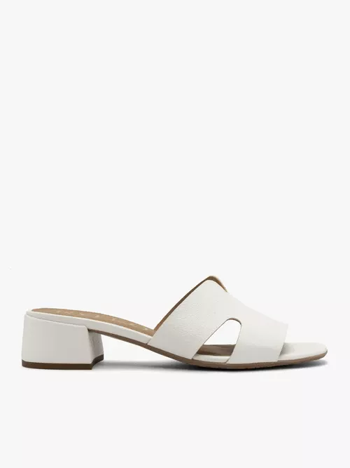 Białe klapki damskie na niewielkim obcasie