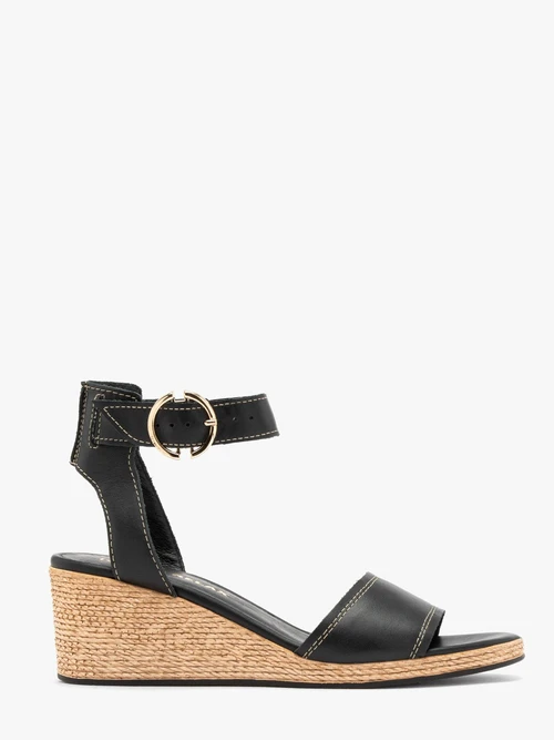 Czarne sandały na koturnie