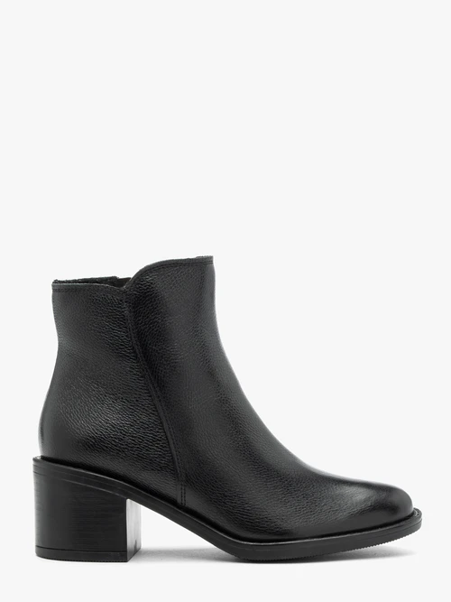 Czarne botki na słupku