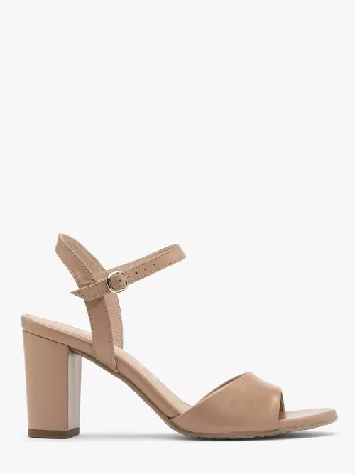 Beżowe sandały na słupku