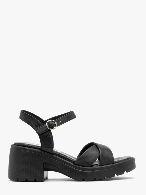 Czarne sandały na masywnym spodzie