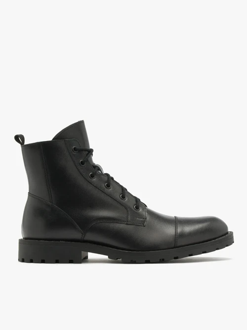 Czarne trzewiki z ozdobnymi przeszyciami