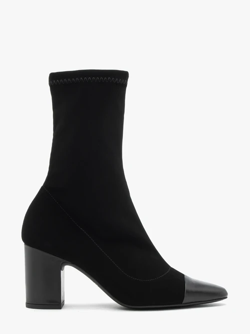 Czarne wyższe botki z elastyczną cholewką na słupku