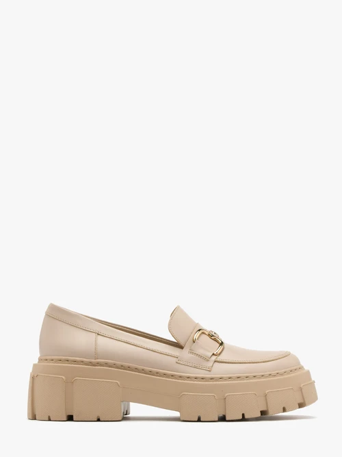 Kremowe mokasyny ze złotą ozdobą