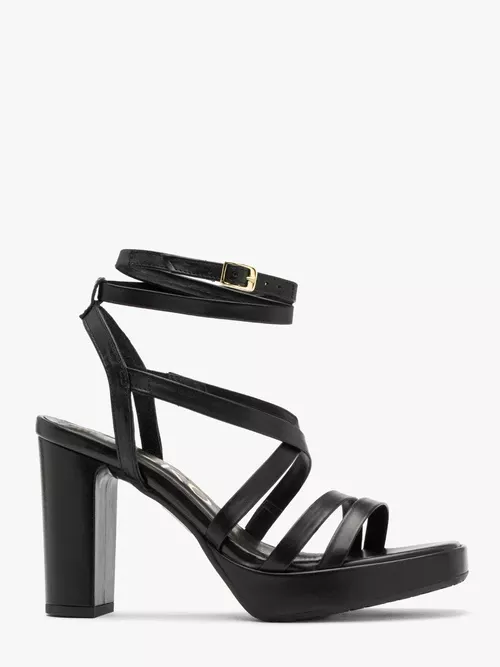 Czarne sandały z ozdobnych paseczków