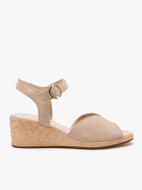 Beżowe sandały na koturnie