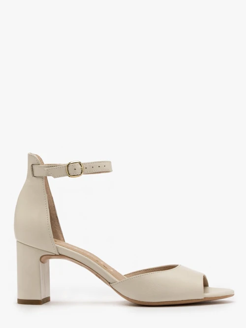 Klasyczne kremowe sandały na obcasie