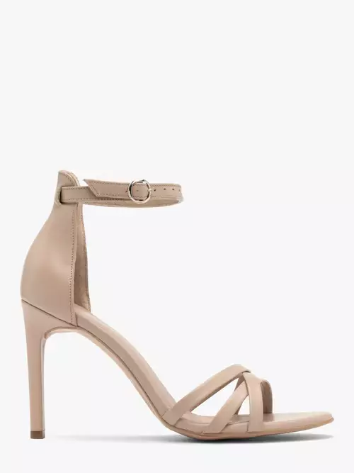 Beżowe sandały z ozdobnymi paseczkami