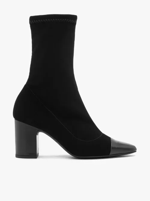 Czarne wyższe botki z elastyczną cholewką na słupku