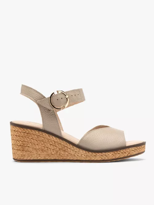 Beżowe sandały na koturnie