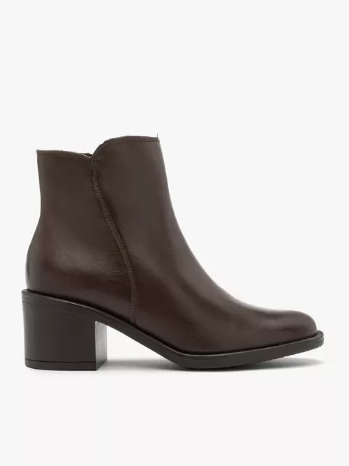 Ciemnobrązowe botki na słupku