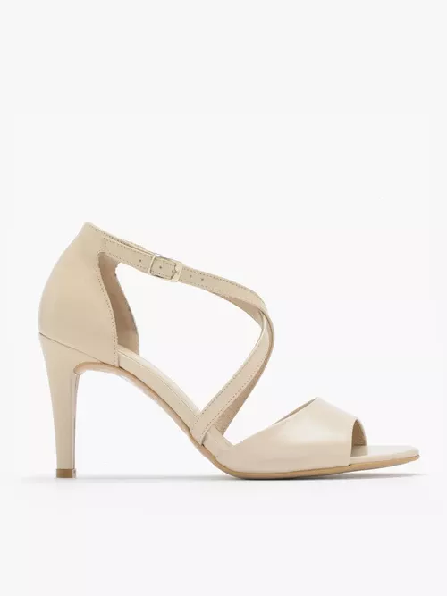 Sandały z ozdobnymi paseczkami