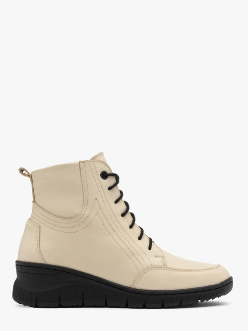 Beżowe trzewiki ocieplane naturalnym kożuchem