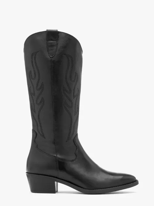 Czarne kozaki typu kowbojki z dekoracyjnym haftem