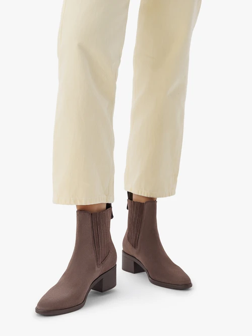 Brązowe sztyblety na słupku ze skóry welurowej